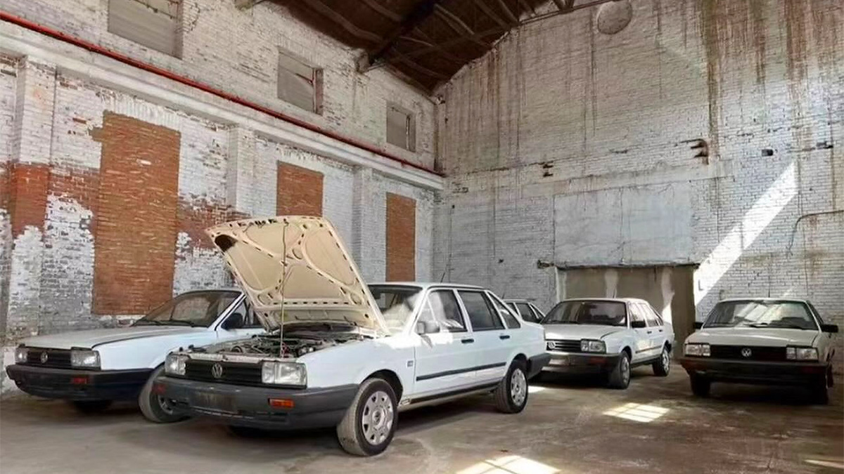 Mai multe exemplare clasice VW Santana au fost descoperite într-un depozit din China, toate fiind noi