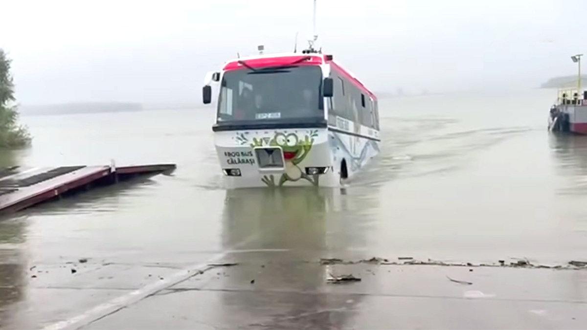 (VIDEO) Un autobuz amfibie, testat la Călăraşi, ar urma să transporte călători pe Dunăre între România şi Bulgaria