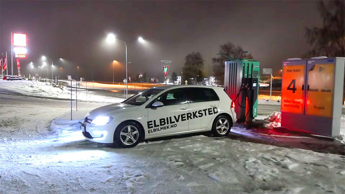 (VIDEO) Un VW e-Golf din Norvegia demonstrează că există maşini electrice de 9 ani vechime care au degradare minimă a bateriei şi funcţionează bine