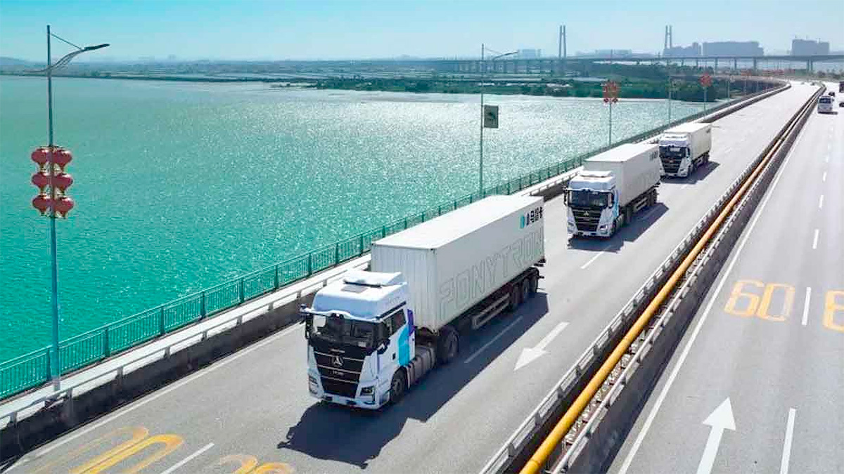 China extinde testarea pe drumurile publice a camioanelor conduse autonom, în grupuri a câte 3, cu o tehnologie americană