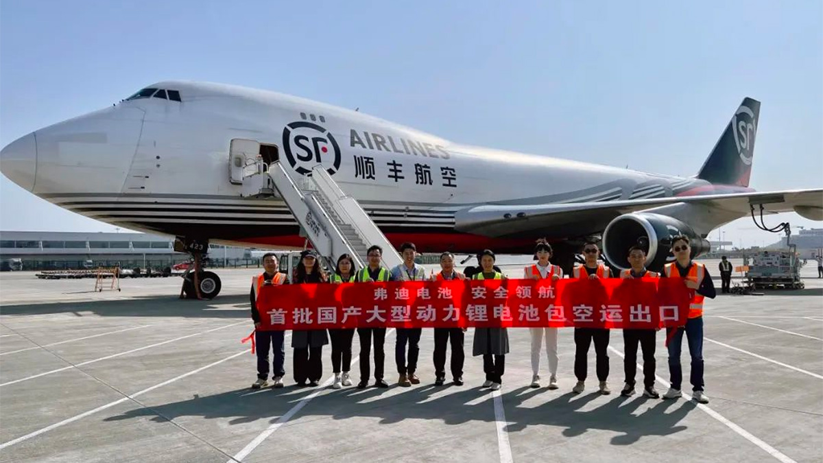 Producătorul chinez BYD a transportat pentru prima dată o partidă mare de baterii LFP pe calea aerului cu avionul