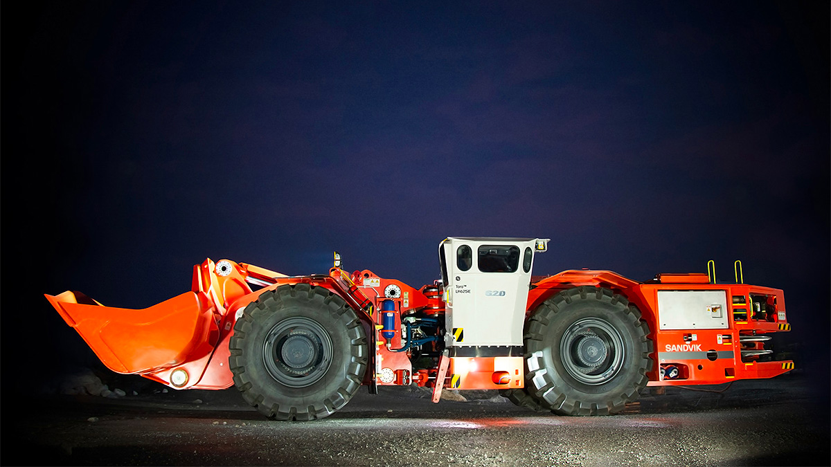 Acesta e un nou încărcător minier electric din Suedia, de 25 tone, care aminteşte că uneori vehiculele electrice n-au nevoie de baterii
