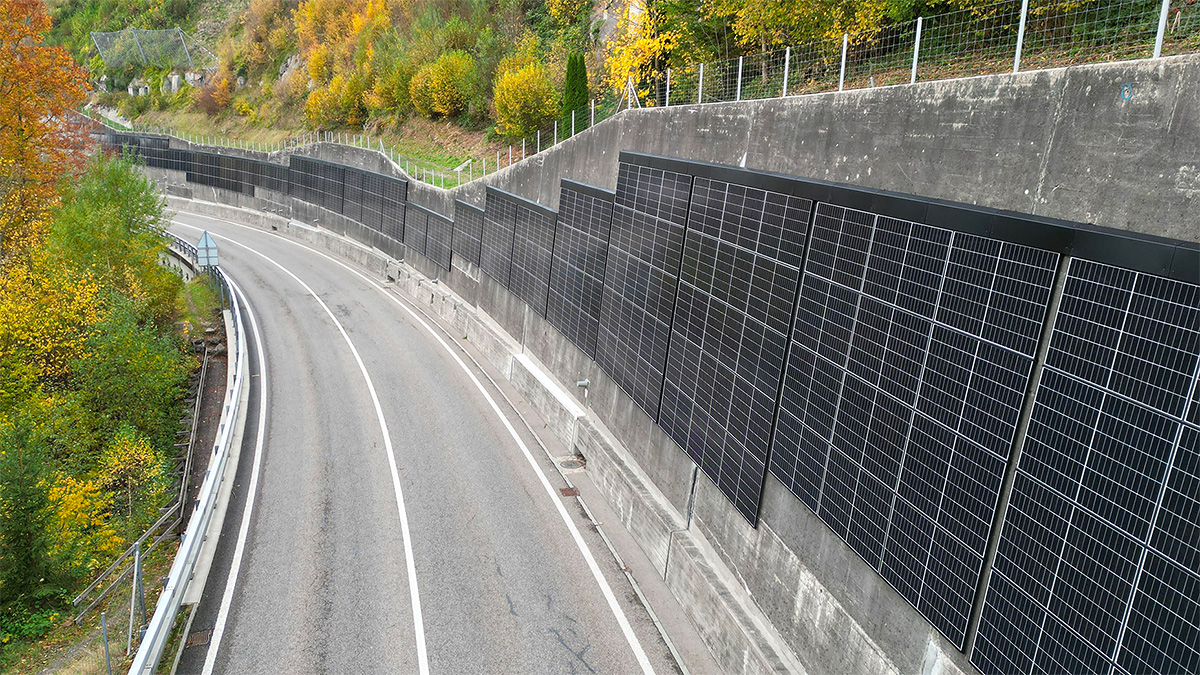 Elveţienii au montat panouri fotovoltaice vertical pe un zid de siguranţă al unei autostrăzi, dar de această dată fără idei geniale