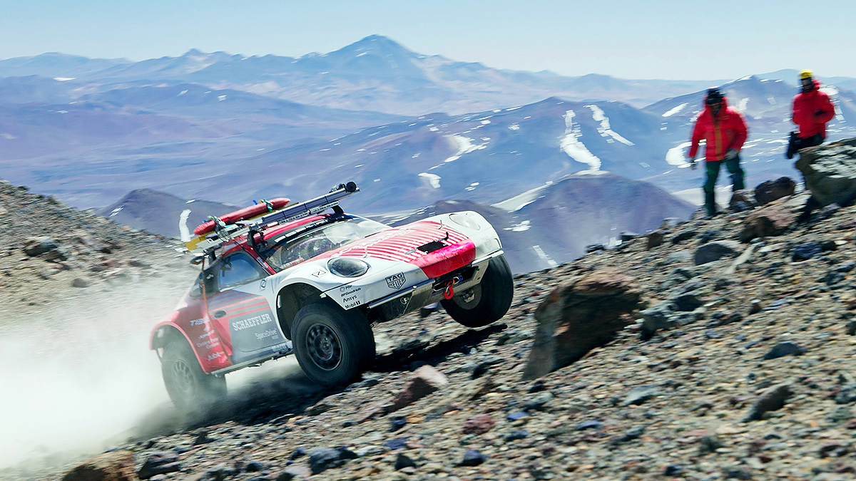 Un Porsche 911 a marcat recordul mondial de altitudine, folosind combustibil sintetic şi urcând mai sus decât camioanele Unimog