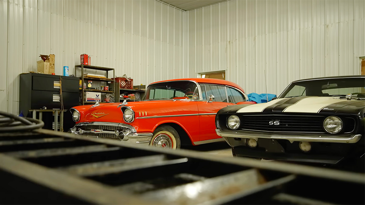 (VIDEO) Cum arată un garaj cu 40 de maşini clasice americane de colecţie, lăsat moştenire celor 3 fiice ale sale de un pasionat