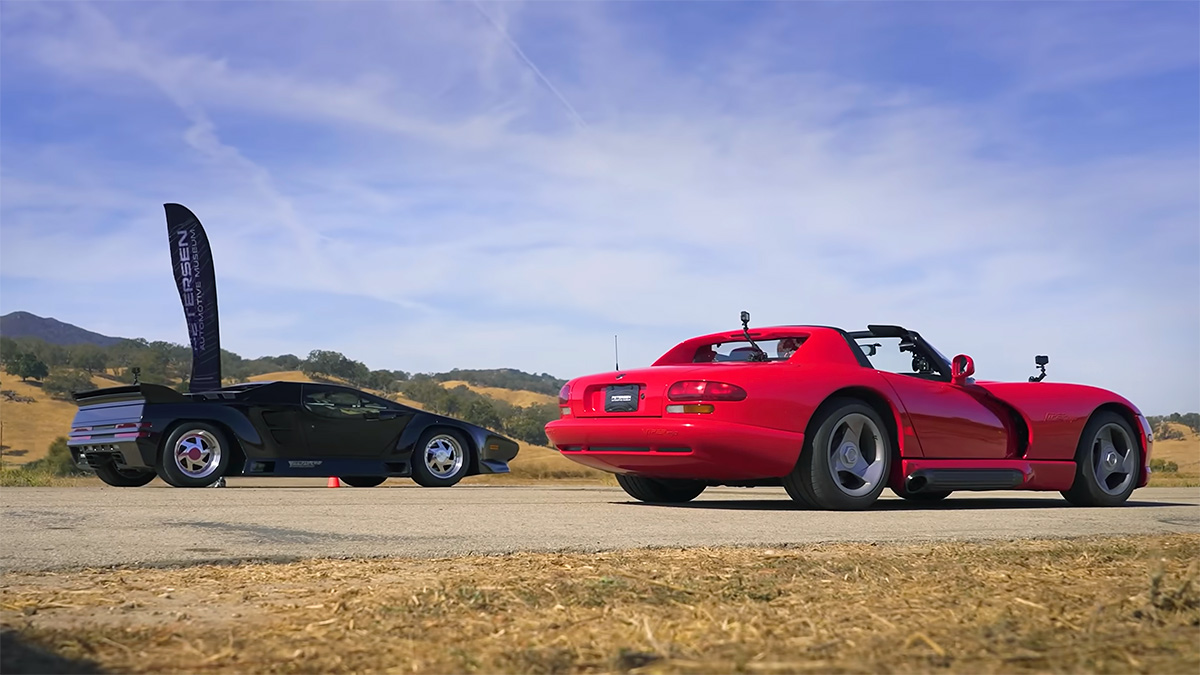 (VIDEO) Un legendar Vector W8 din anii 80 şi un Dodge Viper se întrec între ele