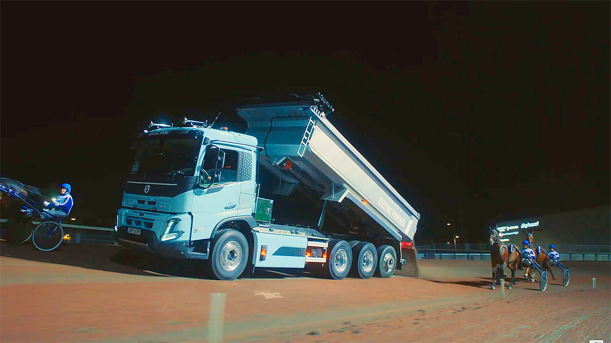 (VIDEO) Volvo demonstrează că un camion electric FMX poate face uz de PTO şi funcţii auxiliare mai abil decât unul cu combustie
