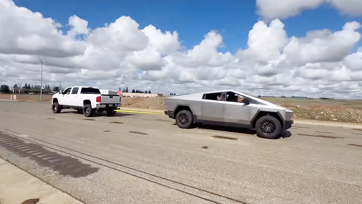 (VIDEO) Tesla Cybertruck a fost învinsă de un Chevrolet Silverado diesel într-un duel la funie, deoarece e prea deşteaptă pentru a-şi măsura forţele în asemenea mod