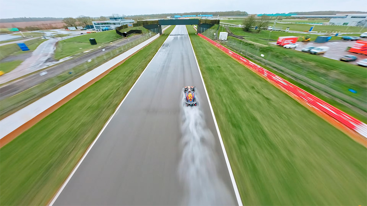 (VIDEO) Red Bull Racing a provocat o echipă de ingineri să dezvolte o dronă care să atingă peste 300 km/h şi să poată urmări un bolid de Formula 1 pe circuit