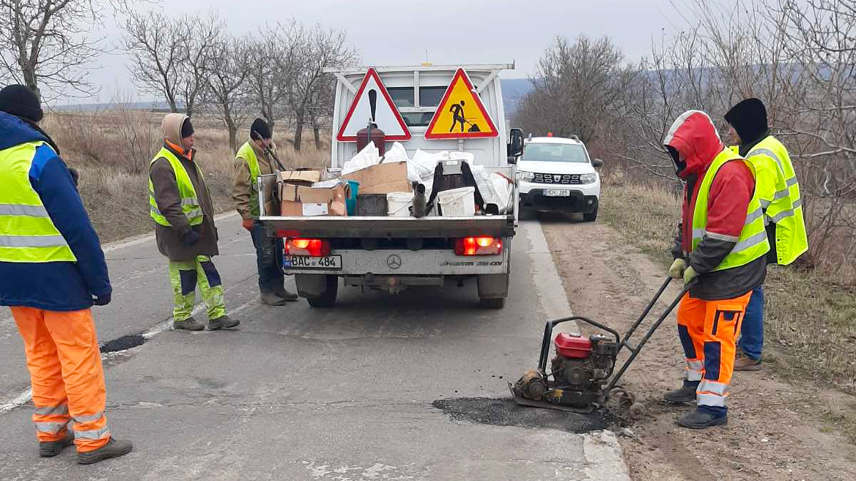 ASD anunţă lucrări de plombare de iarnă a gropilor pe drumurile naţionale din Moldova şi îndeamnă şoferii să semnaleze traseele cu gropi