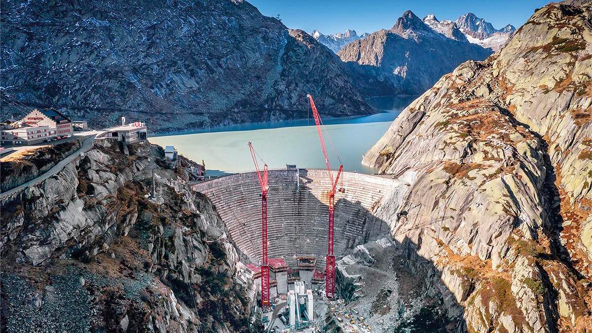 Elveţienii construiesc un baraj nou de hidrocentrală în faţa altui baraj vechi de aproape 100 ani, care are o crăpătură în el
