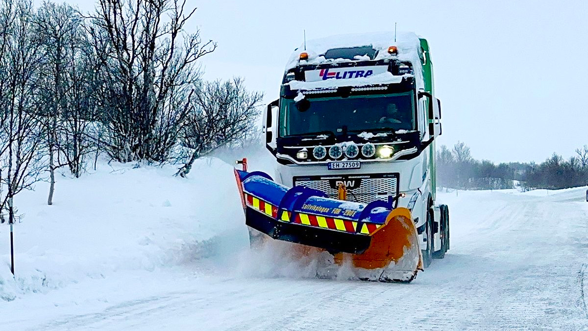 Norvegienii au pus un camion electric cu o baterie uriaşă să cureţe zăpezile traseelor de munte