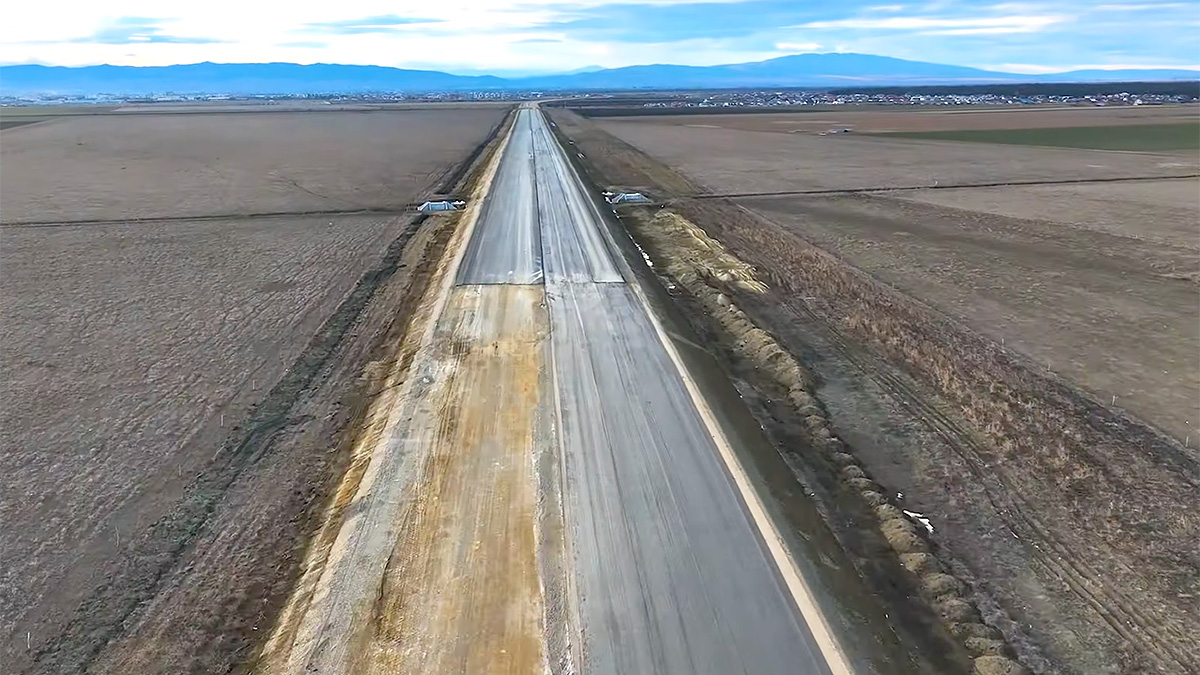 (VIDEO) Cum arată 320 km de autostradă A7 din România, în plin proces de construcţie, pe repede înainte