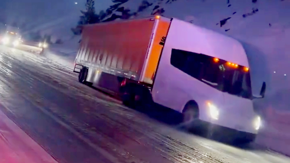 (VIDEO) Iată cum se descurcă un camion electric Tesla Semi, când e prins în condiţii de gheţuş la o coborâre de munte
