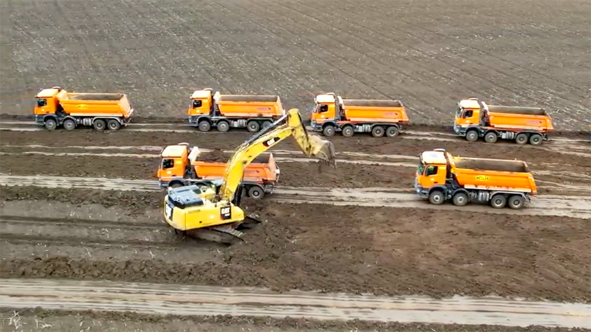 (VIDEO) La construcţia segmentului Bacău-Paşcani al autostrăzii A7 din România muncesc 300 camioane şi utilaje şi 800 de muncitori