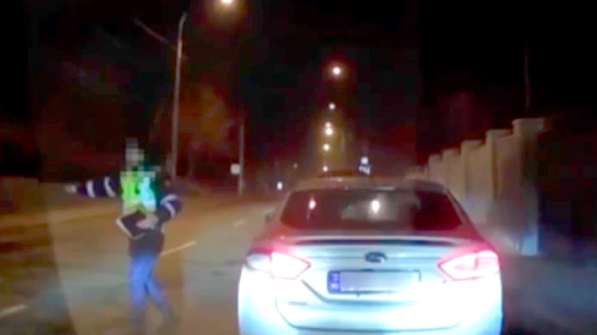 (VIDEO) Poliţist din Chişinău, la un pas de a fi spulberat cu intenţie de un şofer, pe care încerca să-l oprească