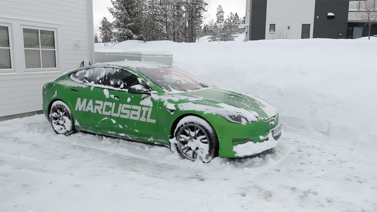 (VIDEO) Un norvegian a aflat că atunci când e mai frig de -15 grade Celsius, Tesla sa Model S Plaid poate rămâne imobilizată dacă stă prea mult timp parcată afară