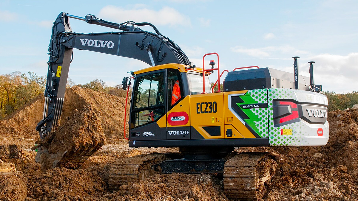(VIDEO) Volvo a pus în operare primul excavator electric de 23 de tone din Franţa, încercând să convingă clienţii sceptici
