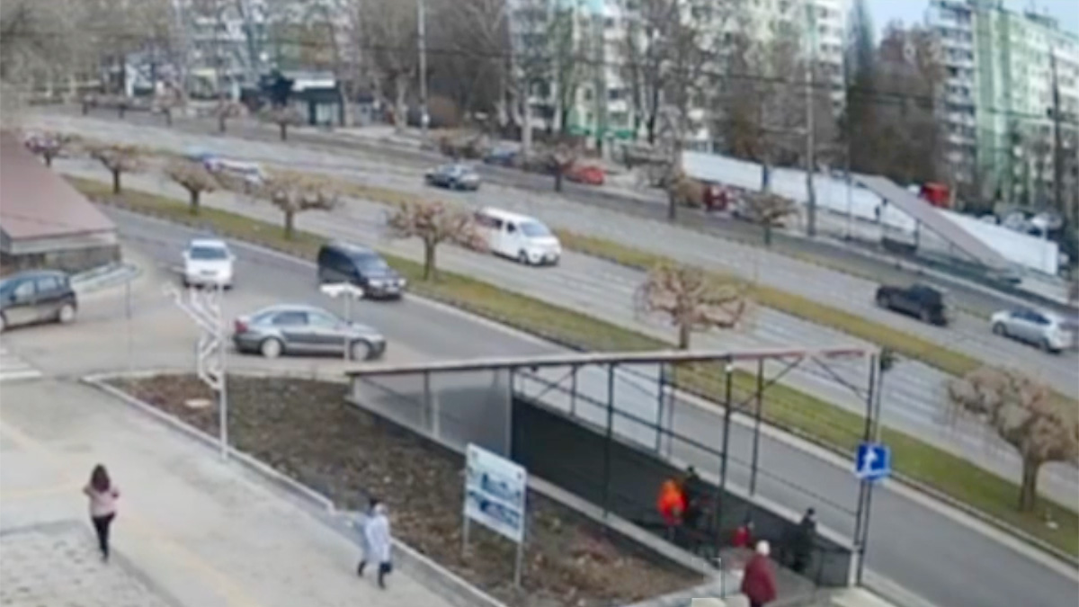 (VIDEO) Situaţia unei Dacia Logan MCV, care a fost proiectată departe pe un trotuar din Chişinău în urma unei mici acroşări, e o lecţie de siguranţă rutieră