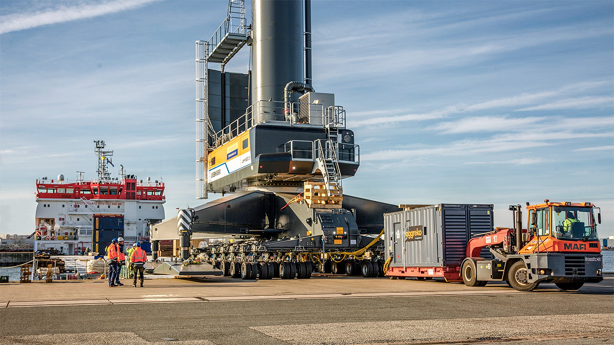 Portul Rotterdam din Olanda are acum prima macara mobilă complet electrică Liebherr, care poate ridica 300 tone