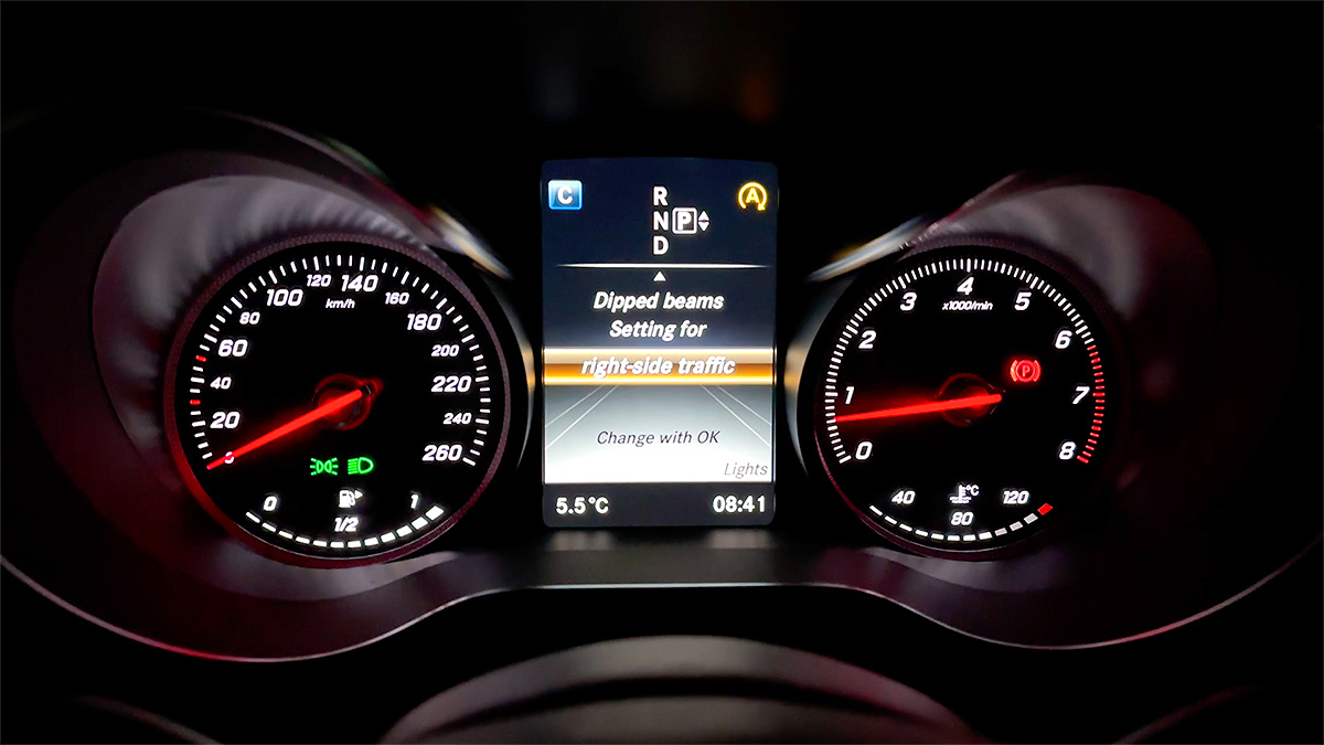 (VIDEO) Cum se modifică setările farurilor pentru trafic pe dreapta sau pe stânga la un Mercedes cu sistem LED inteligent