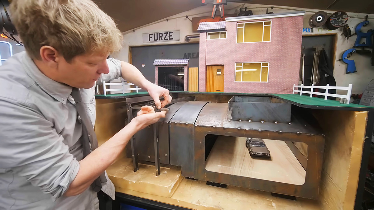 (VIDEO) Un youtuber a demarat construcţia unui garaj subteran ingenios în faţa casei, din care să răsară la suprafaţă un DeLorean, învăţându-i şi pe alţii cum să o facă