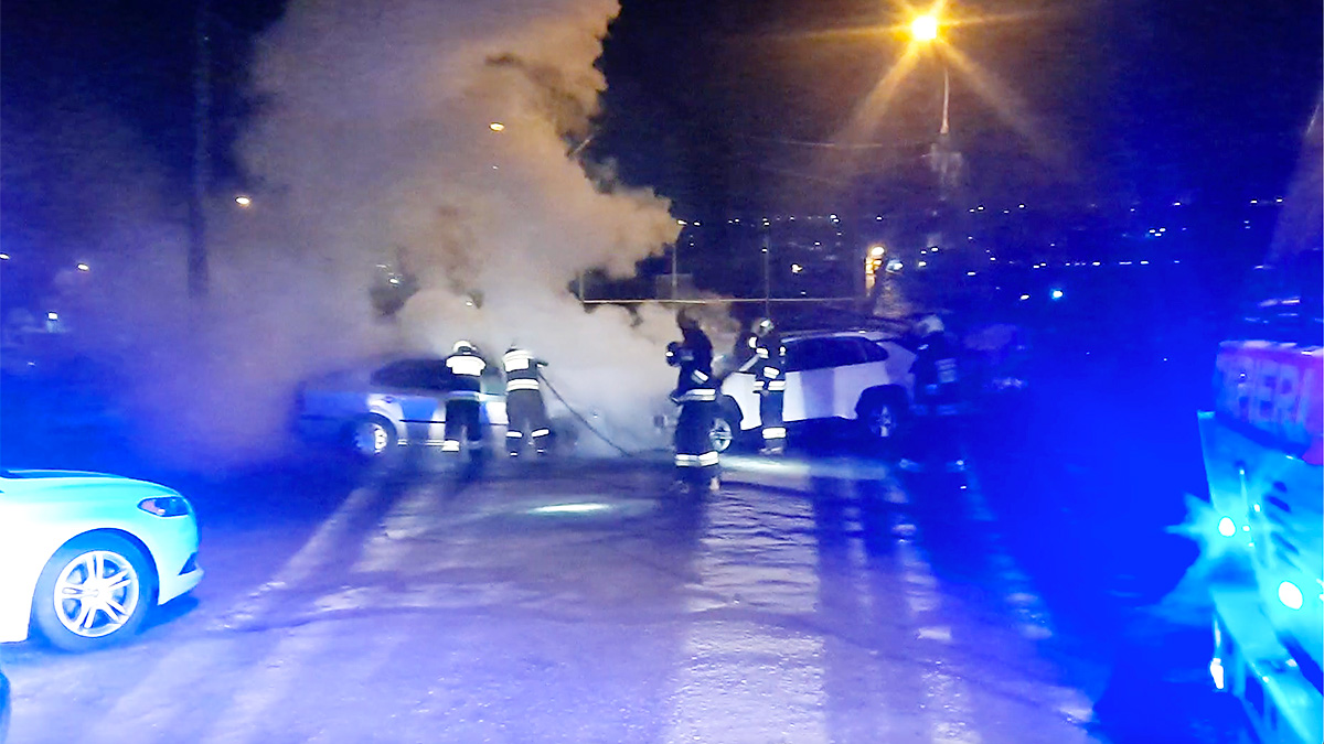 (VIDEO) Un incendiu neobişnuit a avut loc astă noapte în Chişinău, cu două automobile implicate, şi poate naşte o dilemă de asigurare RCA