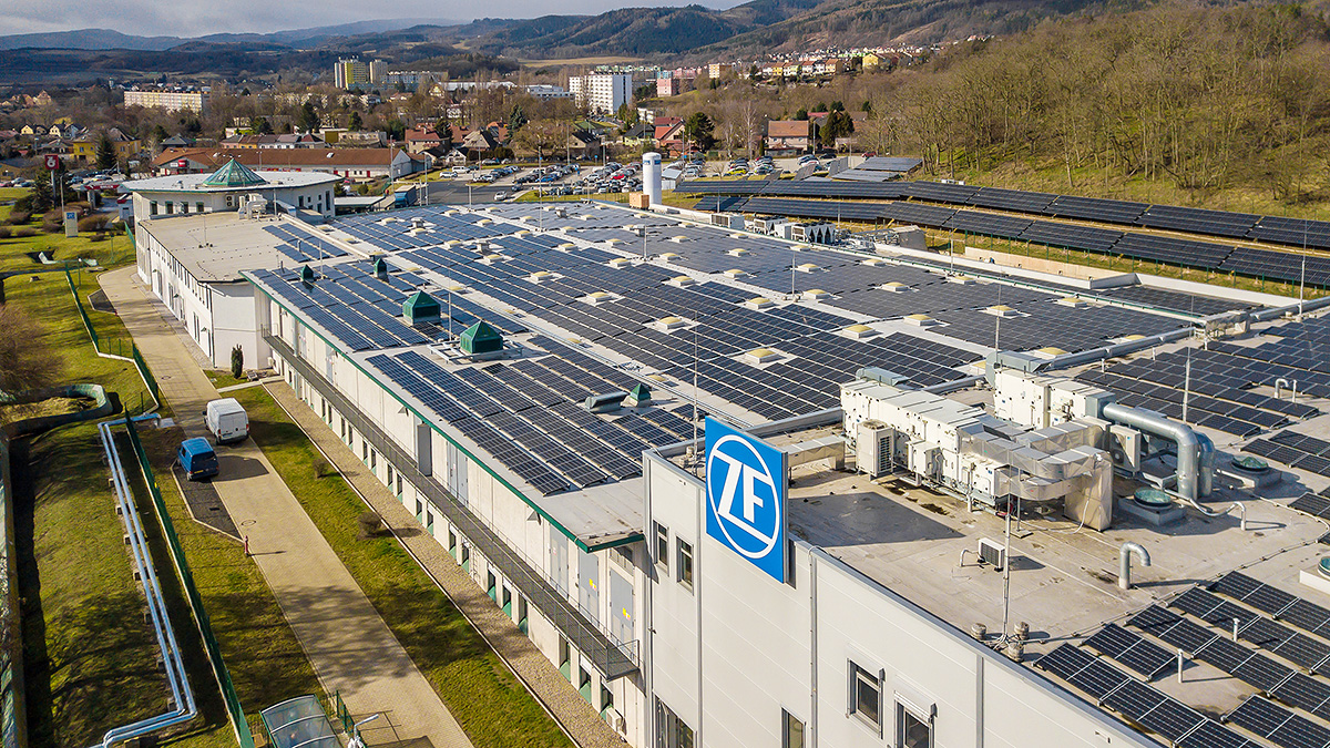 ZF a inaugurat o fabrică exemplară în Cehia, cu zero emisii, panouri fotovoltaice şi pompe de căldură, unde va produce componente pentru maşinile electrice