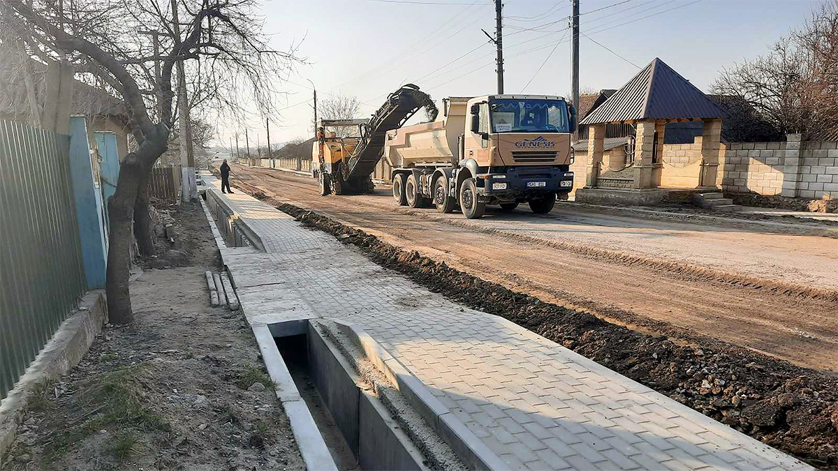 Un nou drum, ce trece prin sate şi zone pitoreşti din Moldova, e reconstruit dintr-o stare deplorabilă într-una de nivel european