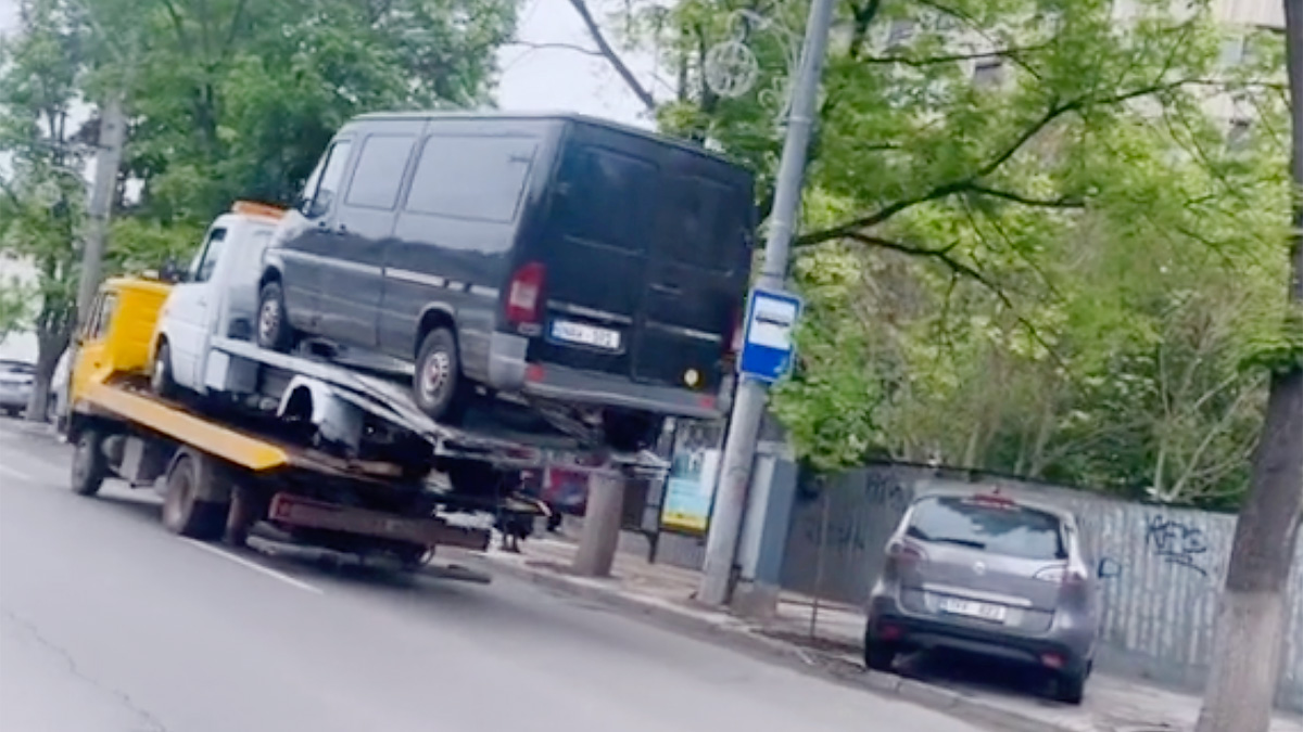 (VIDEO) Un camion cu platformă, surprins transportând un alt camion cu platformă, care avea un alt microbuz pe el în Chişinău