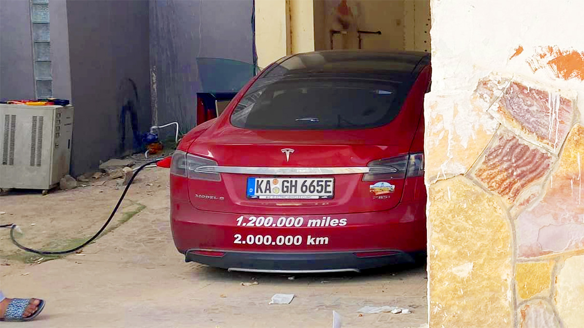 Tesla Model S, care a atins recent 2 milioane km parcurşi, a ajuns în Mauritania şi încarcă în condiţii spartane