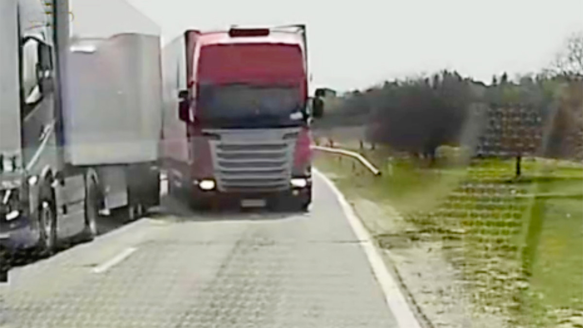 (VIDEO) Poliţia din Moldova i-a suspendat permisul acestui şofer de camion pentru depăşirea făcută, însă justiţia a considerat că şoferul merită doar o amendă
