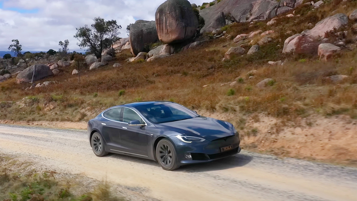 (VIDEO) Această Tesla Model S din Australia are 707.000 km parcurşi şi abia de curând şi-a schimbat prima baterie
