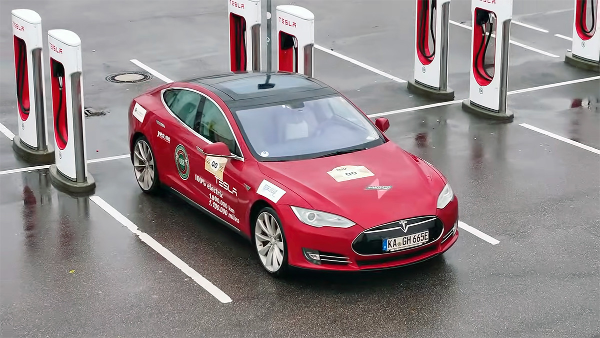 (VIDEO) Tesla Model S cu cel mai mare parcurs din lume a atins azi 2.000.000 km pe odometrul său