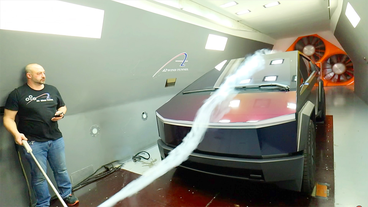 (VIDEO) Un youtuber a dus Tesla Cybertruck într-un tunel aerodinamic autorizat pentru a verifica ce coeficient are acesta