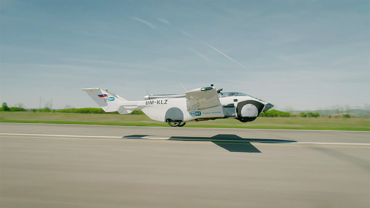 (VIDEO) O maşină zburătoare produsă în Slovacia a efectuat primul zbor din lume cu pasager
