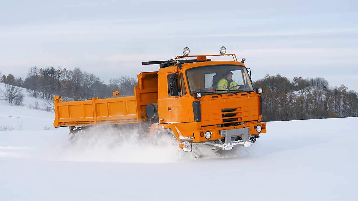 (VIDEO) Cum înaintează un camion Tatra cu tracţiune 4x4, motor V8 turbodiesel răcit cu aer şi roţi de tractor prin zăpadă de 30 cm