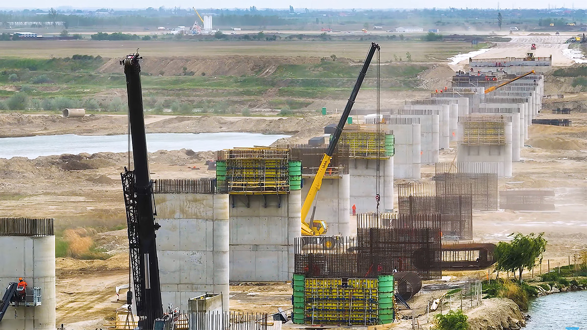 (VIDEO) Cum arată construcţia pasajelor şi podurilor de pe autostrada A7 din România în prezent