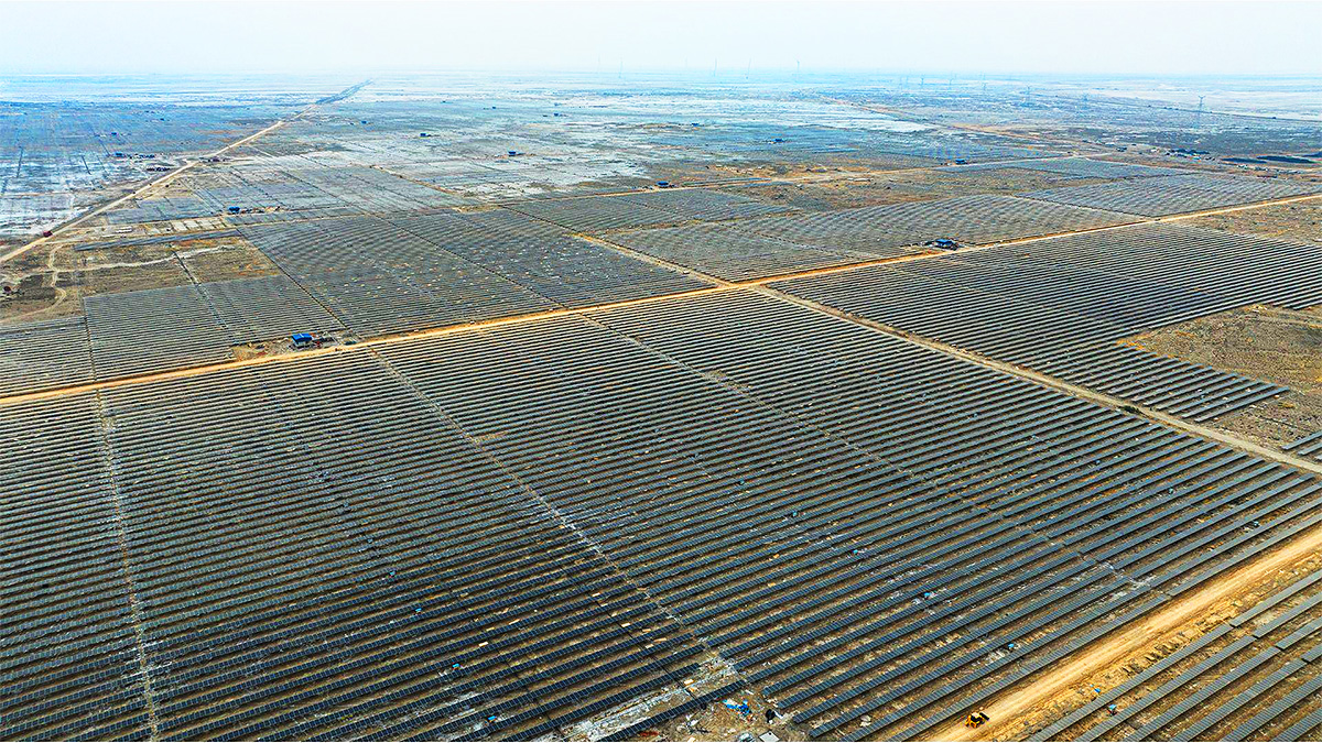 Cel mai mare parc de energie regenerabilă din lume e construit în India şi a început a fi conectat la reţea, având parametri fascinanţi
