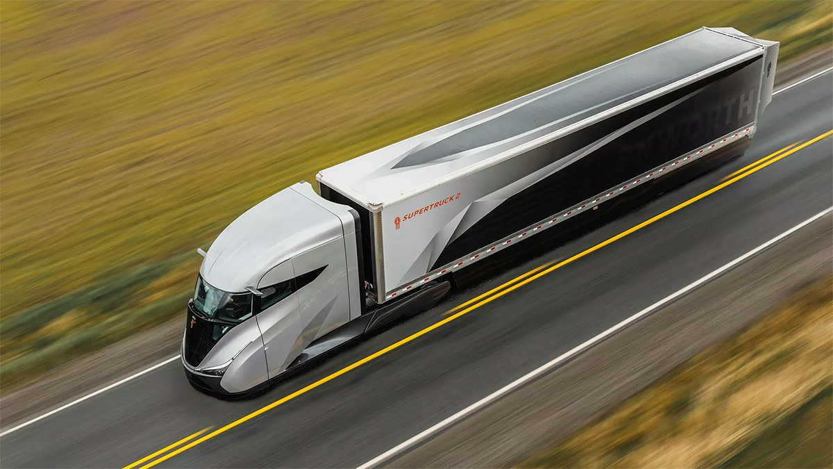 (VIDEO) Kenworth a creat SuperTruck 2, un camion hibrid aerodinamic, care are o eficienţă cu 136% mai mare decât camioanele obişnuite şi ia forma unui tren de mare viteză