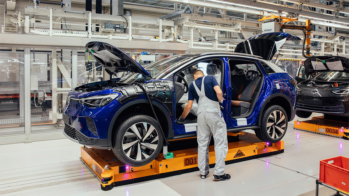 VW renunţă la marea sa strategie de a miza doar pe modele electrice şi de a le pensiona pe cele cu combustie