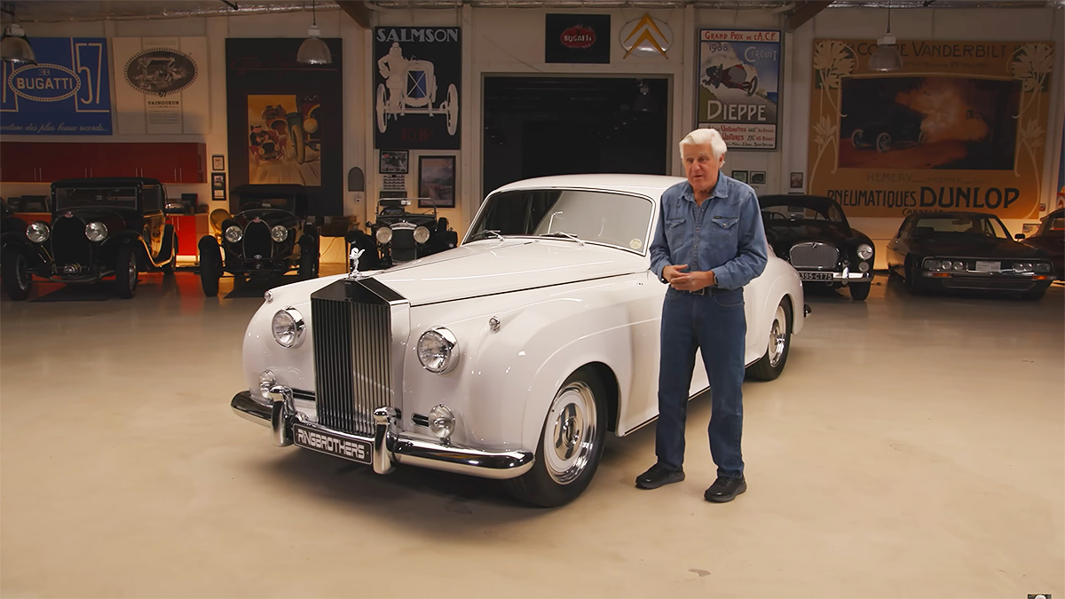 (VIDEO) Renumitul Jay Leno arată şi conduce un Rolls-Royce Silver Cloud 1961, original pe din afară, dar cu 640 CP şi o cutie automată cu 10 trepte dedesubt