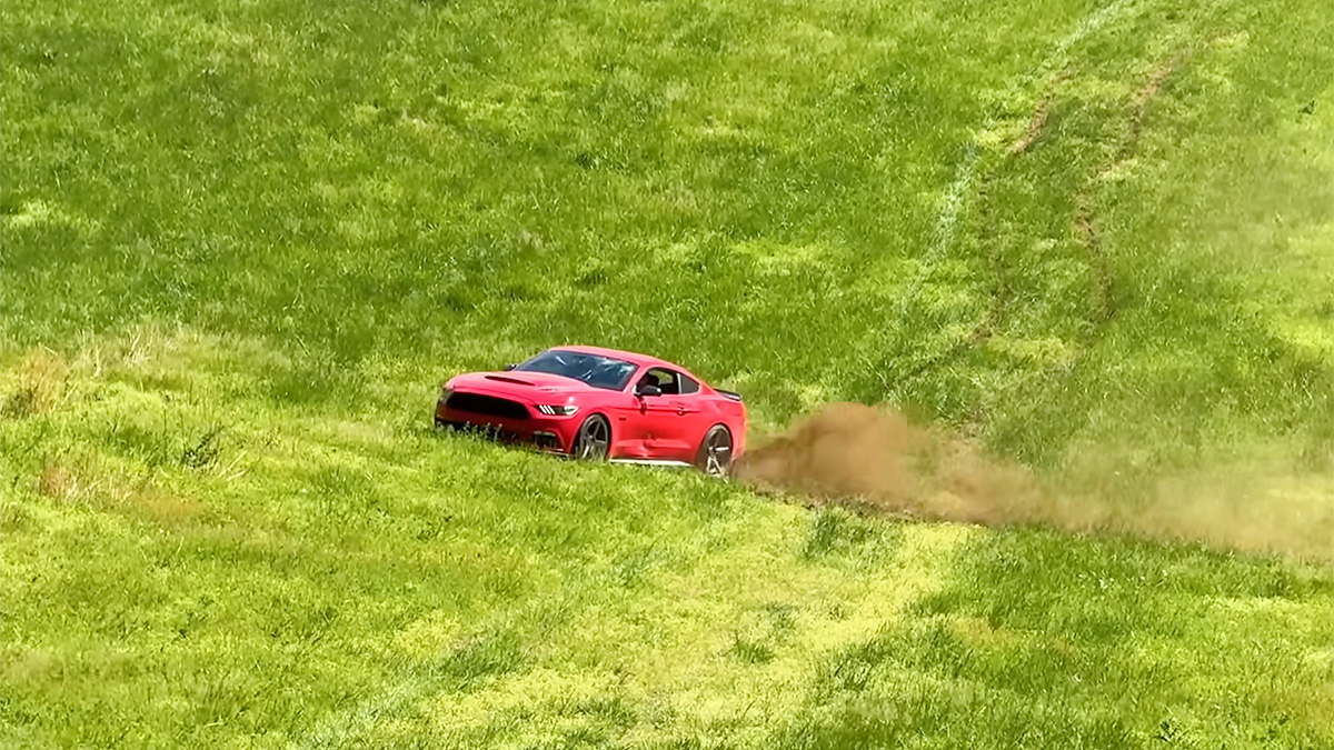 (VIDEO) Un youtuber arată cât de uşor poţi distruge o întâlnire de supercar-uri cu un Ford Mustang, şi cât de greu e să distrugi Mustang-ul