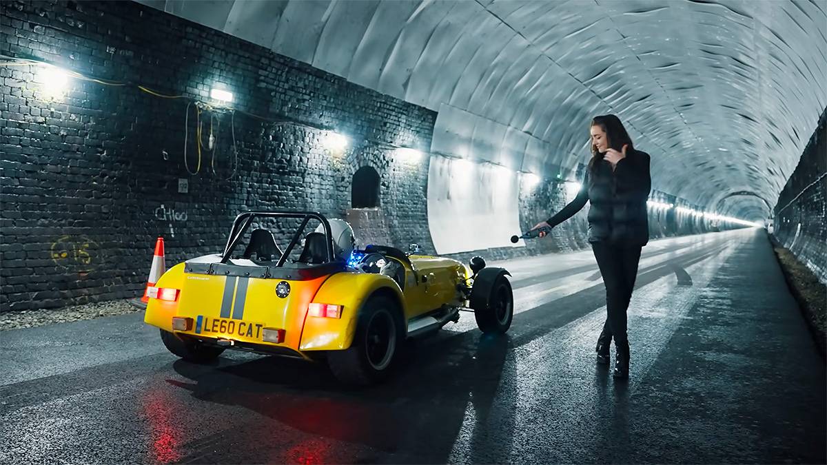 (VIDEO) Cum sună 100,7 dB ai unui motor de doar 4 cilindri, de două ori mai zgomotos decât un V12 de Lamborghini, alergat de renumitul Stig de la Top Gear într-un tunel