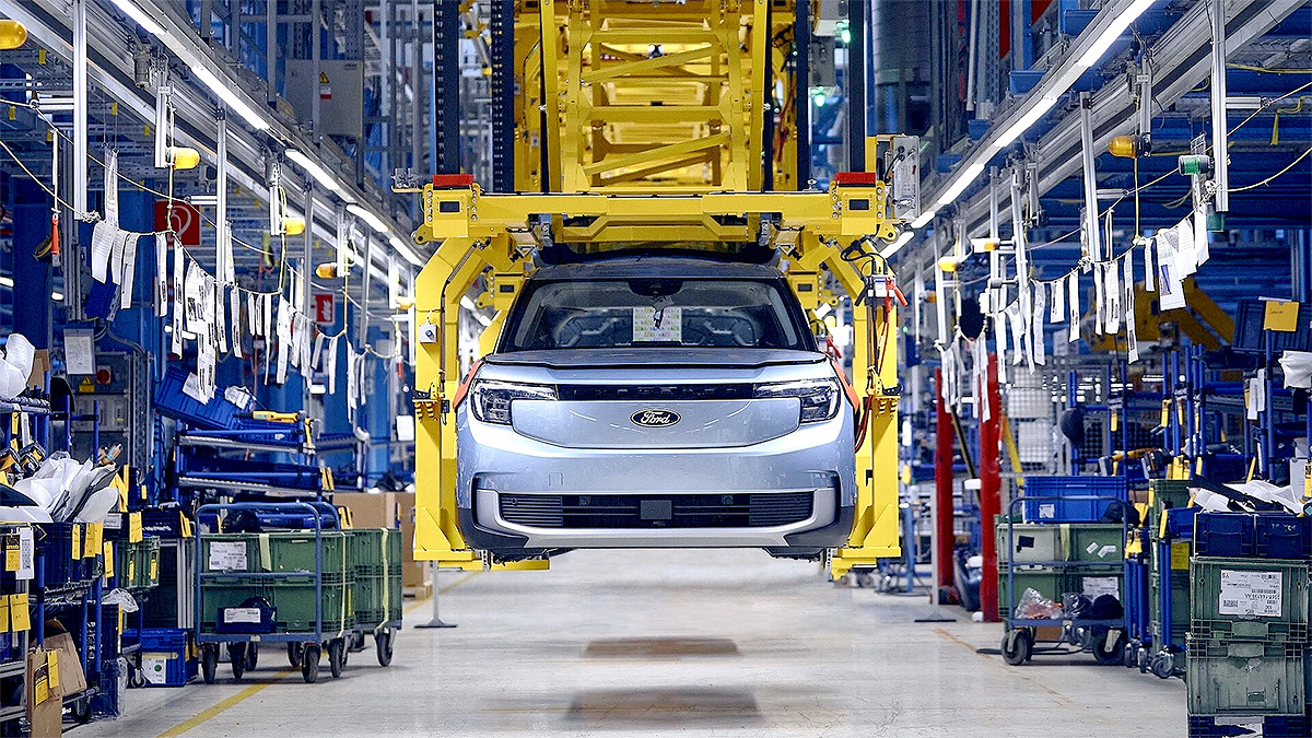 După ce a renunţat la majoritatea modelelor cu combustie în Europa şi a promis doar electrice, Ford anunţă încă un val major de concedieri la fabricile sale