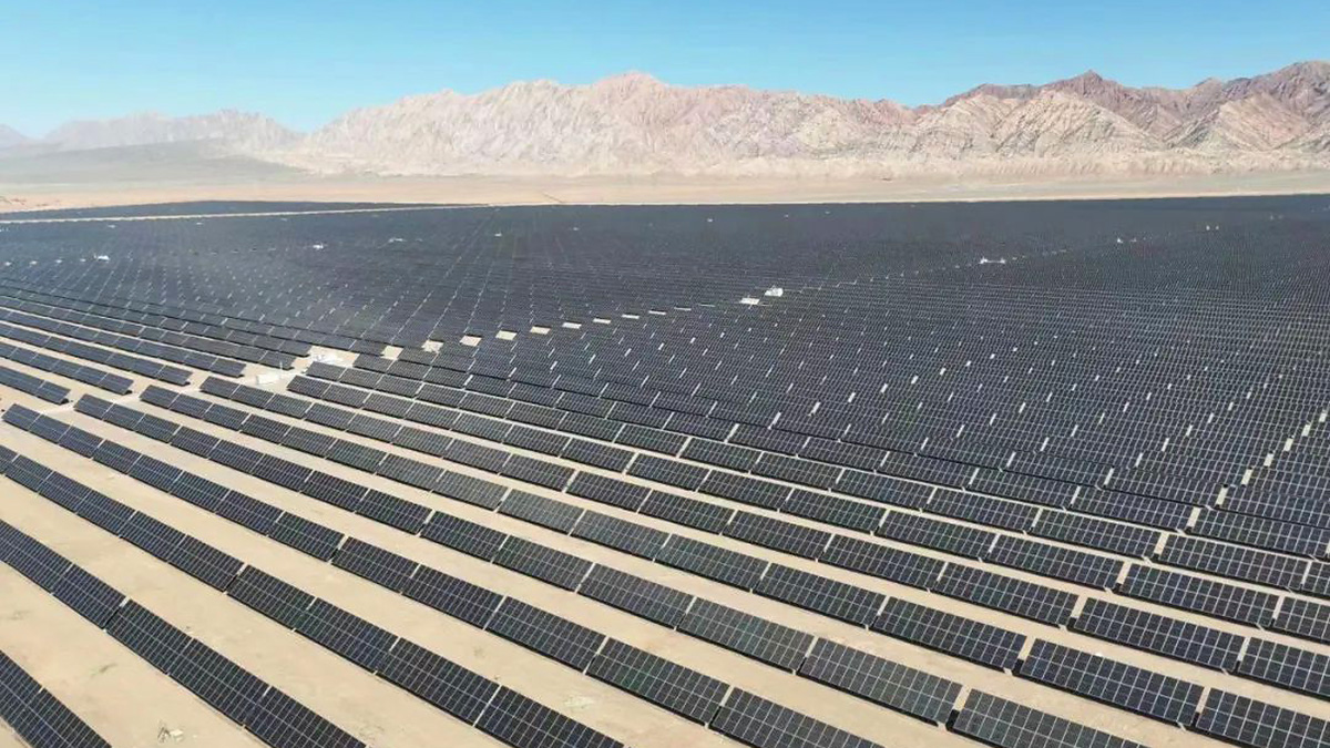 China a inaugurat cel mai mare parc fotovoltaic din lume, care produce electricitate cât pentru o ţară mică