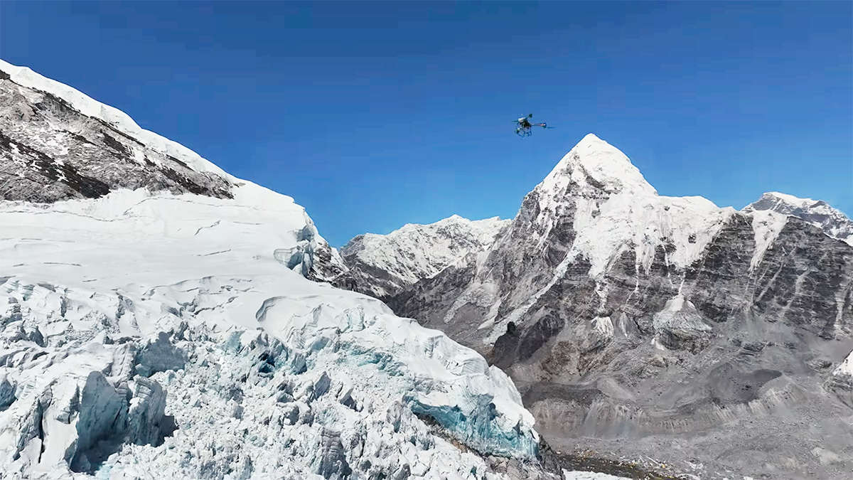 (VIDEO) O dronă a făcut prima livrare din lume pe muntele Everest, la peste 6.000 metri altitudine