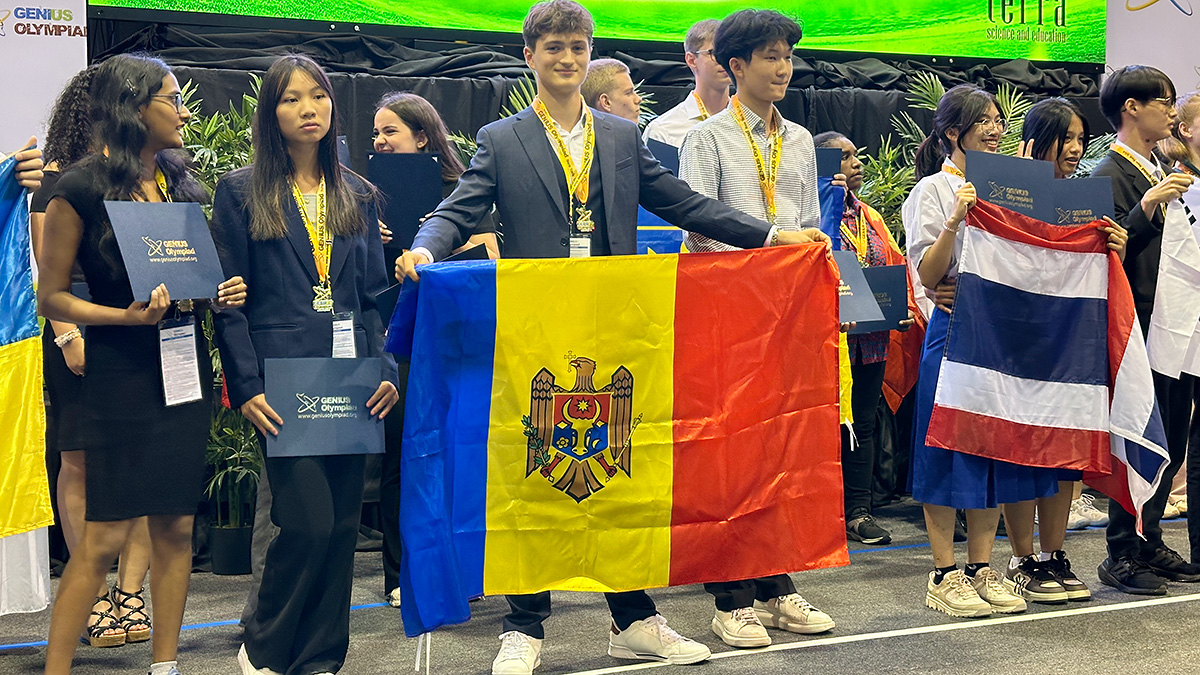 Doi tineri inventatori din Moldova au luat medalia de aur la un concurs internaţional din SUA pentru invenţia lor de generare autonomă a apei potabile şi pentru irigare în agricultură
