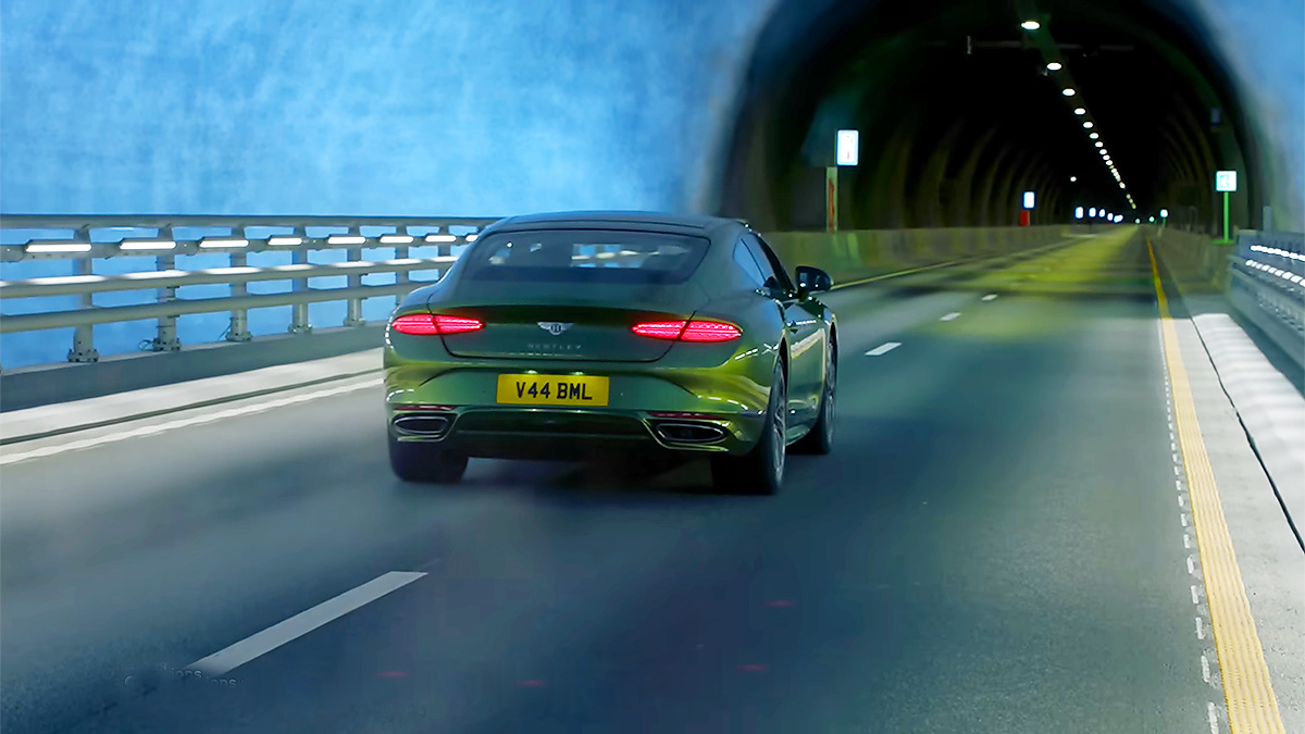 (VIDEO) Noul Bentley Continental GT a marcat un record de viteză în cel mai adânc tunel subacvatic din lume pentru a ne convinge că motorul V8 hibrid poate suna frumos