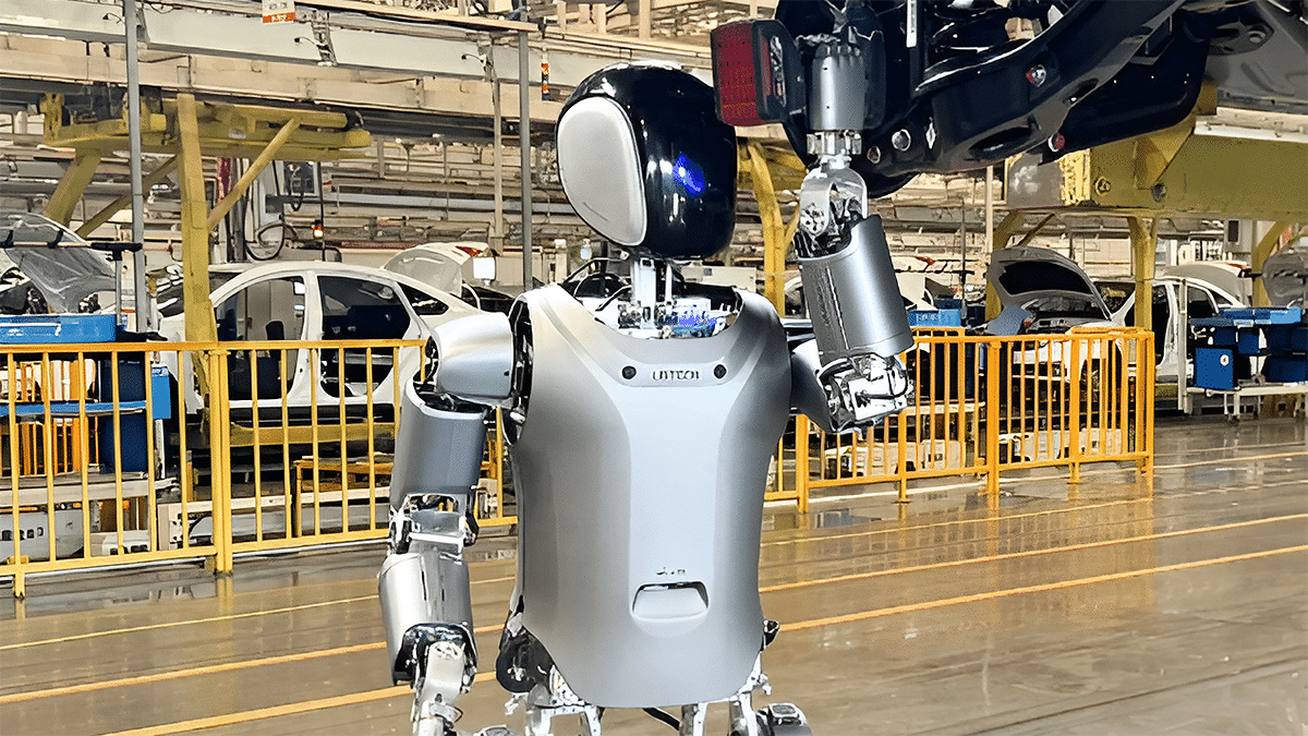 Producătorul chinez Dongfeng devine primul din lume care plasează roboţi umanoizi să asambleze maşini în fabrica sa în locul oamenilor